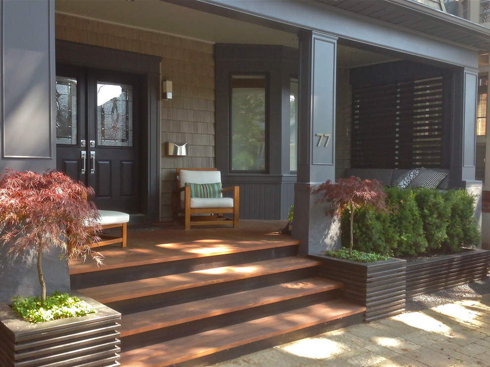 Design ideas for a modern front yard verandah in Toronto.