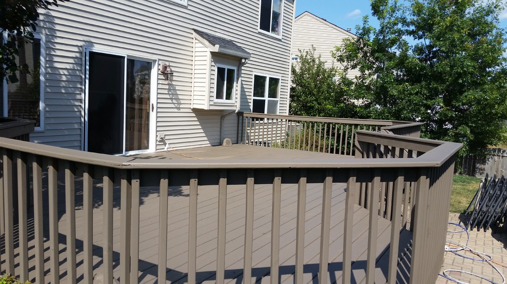 Inspiration for a mid-sized backyard deck remodel in Chicago
