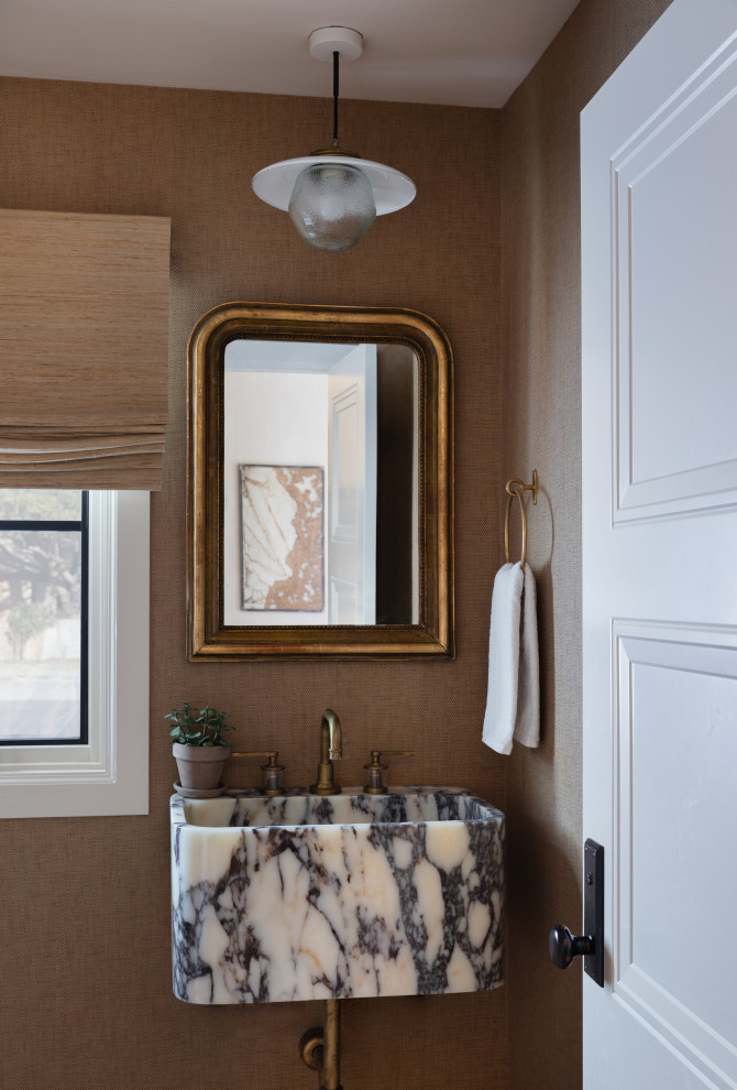 На фото: туалет в стиле неоклассика (современная классика) с коричневыми стенами, подвесной раковиной и обоями на стенах с