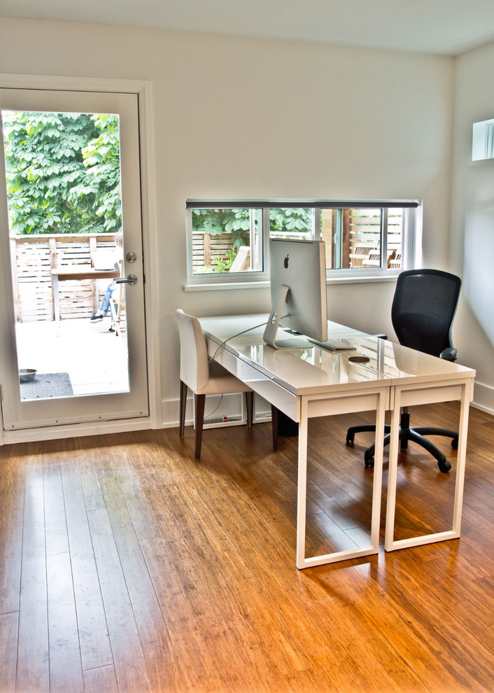 Photo of a modern home office in Vancouver.