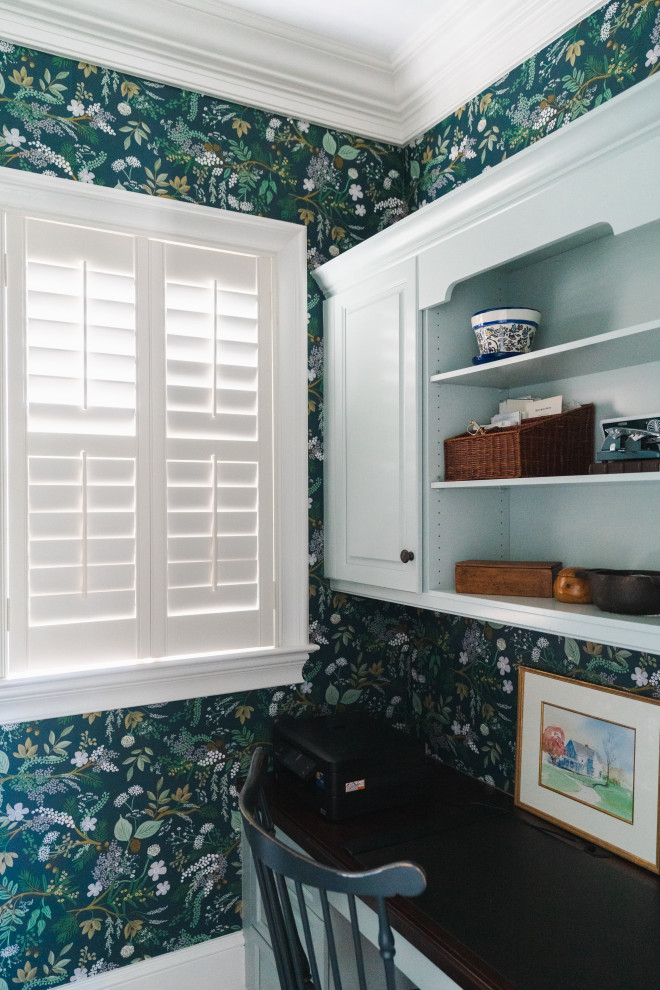 Inspiration pour un petit bureau traditionnel avec un mur bleu, un sol en bois brun, un bureau intégré, un sol marron et du papier peint.