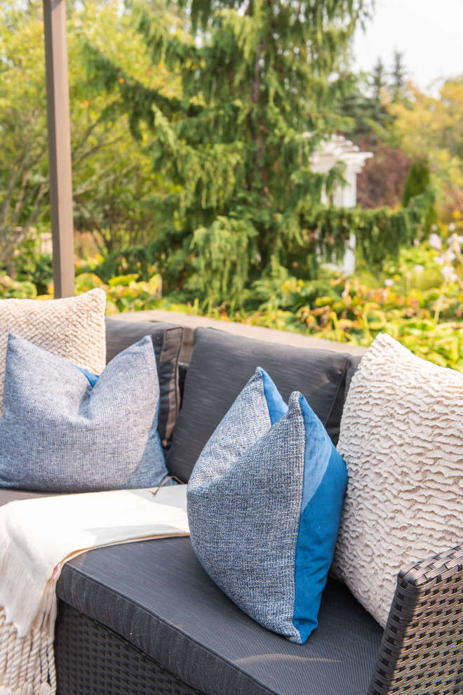 Example of a transitional home design design in Toronto