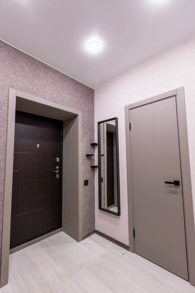 Réalisation d'un couloir design de taille moyenne avec sol en stratifié, un sol blanc et du papier peint.