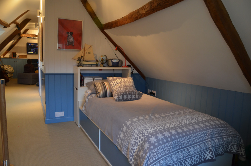 Идея дизайна: большая спальня на антресоли в классическом стиле с синими стенами, ковровым покрытием, балками на потолке и стенами из вагонки