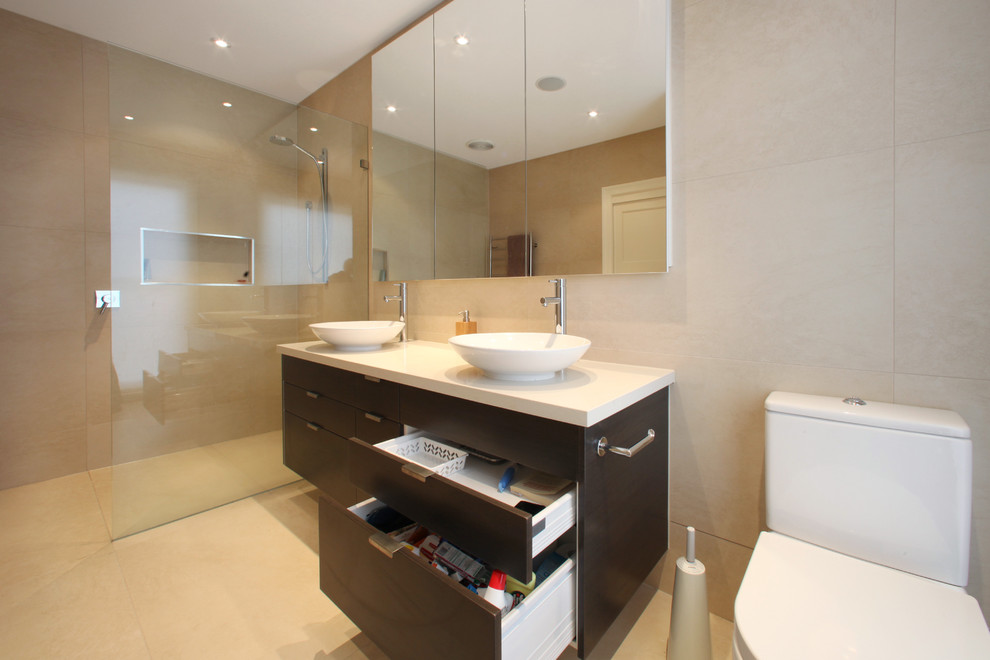 This is an example of a contemporary bathroom in Melbourne.