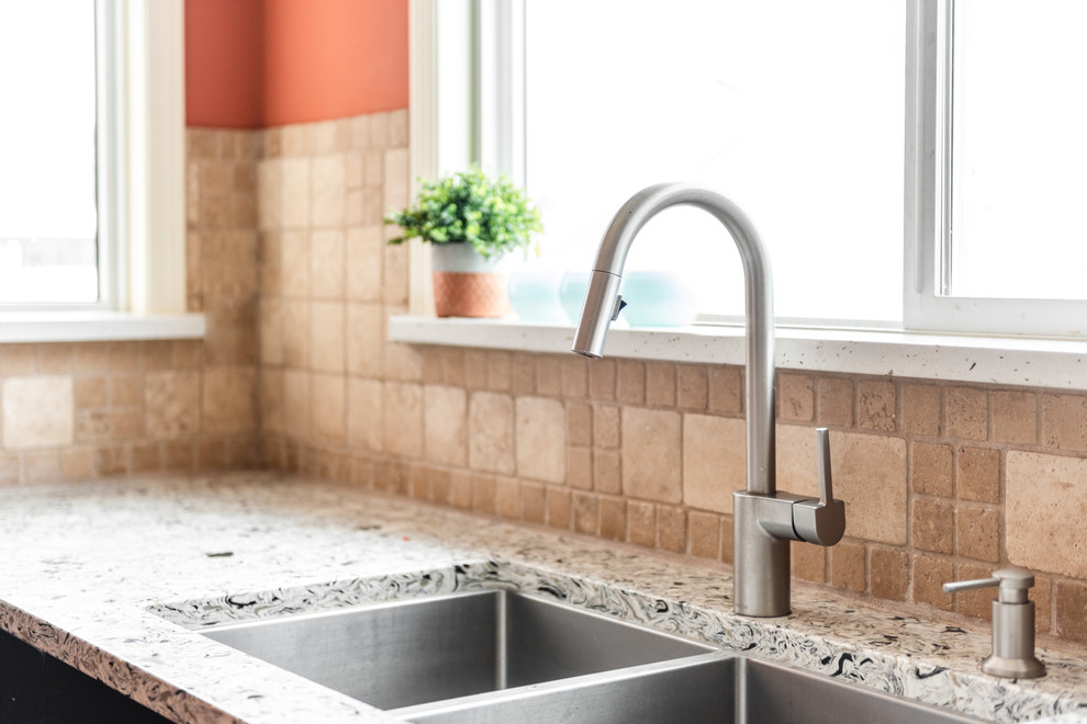 Example of a mid-sized transitional u-shaped medium tone wood floor and brown floor eat-in kitchen design with an undermount sink, shaker cabinets, distressed cabinets, quartz countertops, white backsplash, travertine backsplash, stainless steel appliances, a peninsula and multicolored countertops