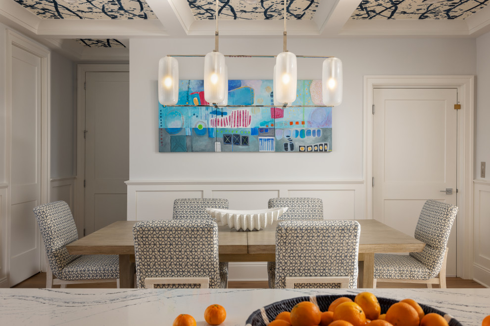 Inspiration pour une salle à manger marine avec parquet clair et un plafond en papier peint.