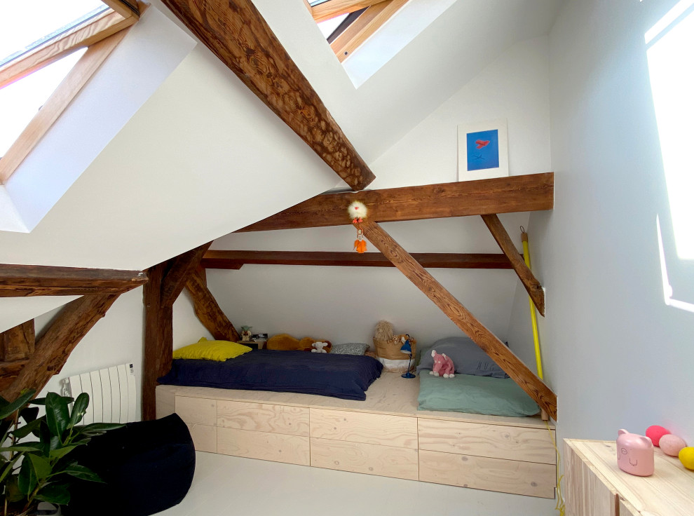 Пример оригинального дизайна: спальня среднего размера, в белых тонах с отделкой деревом на антресоли в скандинавском стиле с белыми стенами, деревянным полом и белым полом