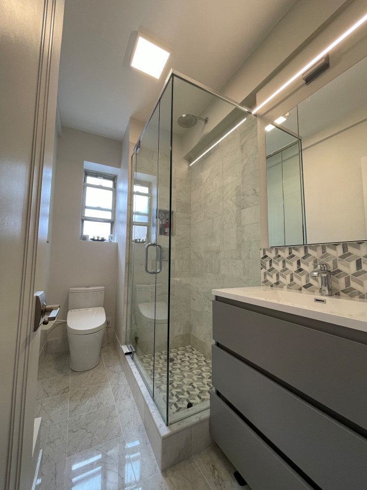 На фото: ванная комната с биде, белыми стенами, мраморным полом, монолитной раковиной, серым полом, открытым душем и нишей с