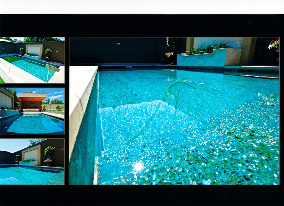 Foto de piscina de tamaño medio rectangular en patio trasero con adoquines de piedra natural
