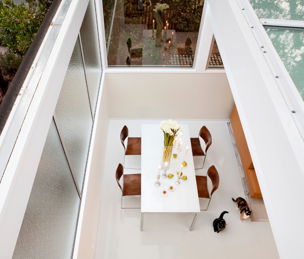 Photo of a midcentury dining room in San Francisco with white walls.