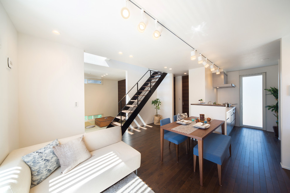 他の地域にあるおしゃれなリビングの写真