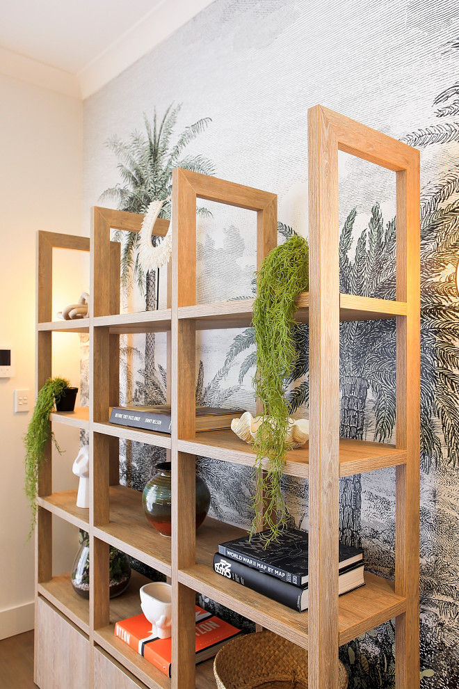 Cette photo montre un petit salon tendance ouvert avec un mur blanc, parquet clair, un téléviseur fixé au mur, un sol marron et du papier peint.