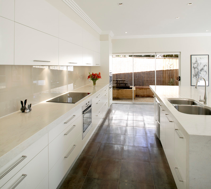 Design ideas for a contemporary l-shaped eat-in kitchen in Sydney with an undermount sink, flat-panel cabinets, white cabinets and glass sheet splashback.