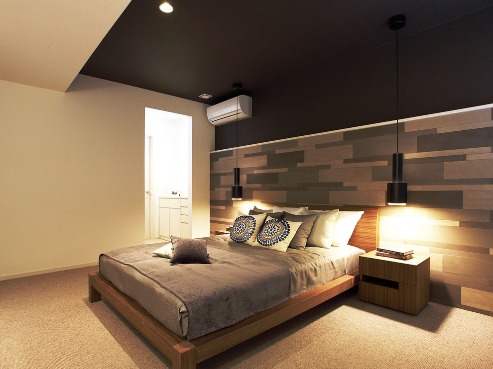 На фото: хозяйская спальня в современном стиле с разноцветными стенами, ковровым покрытием и бежевым полом с