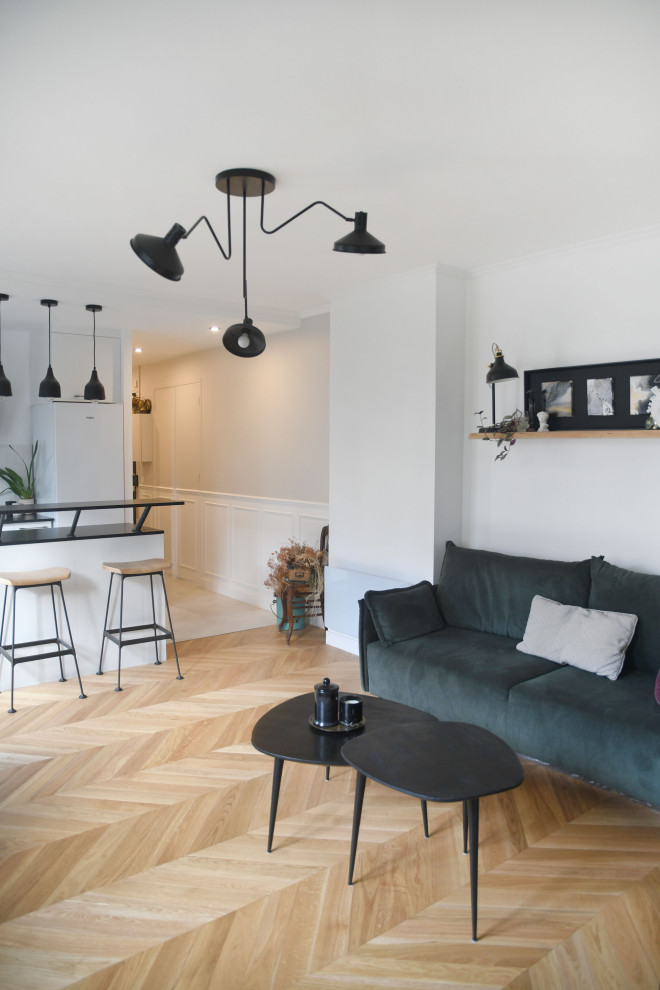 Mittelgroßes, Offenes Modernes Wohnzimmer ohne Kamin mit Hausbar, weißer Wandfarbe, hellem Holzboden, freistehendem TV und beigem Boden in Paris