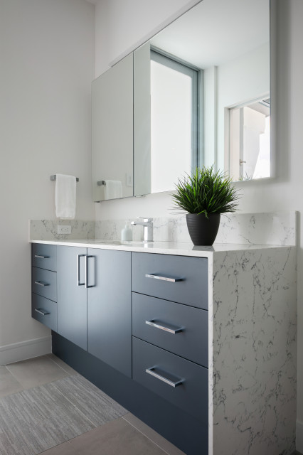 Hi-Tec Ranch modern-badezimmer