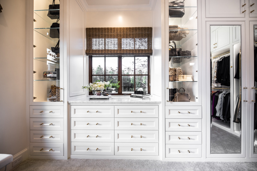 Modelo de armario vestidor unisex clásico renovado grande con armarios con rebordes decorativos, puertas de armario blancas, moqueta y suelo gris