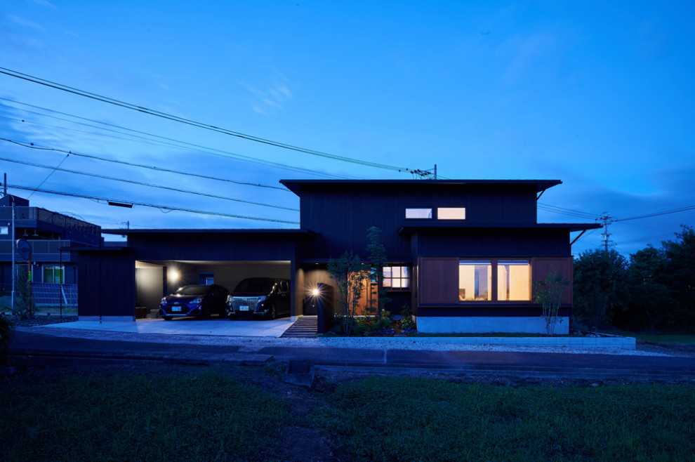 Inspiration for a large and brown scandi two floor detached house in Nagoya with wood cladding, a lean-to roof, a metal roof, a black roof and board and batten cladding.