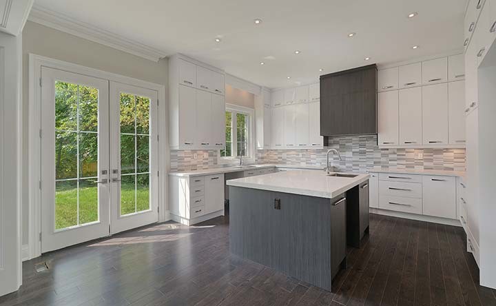 Transitional kitchen photo in Toronto