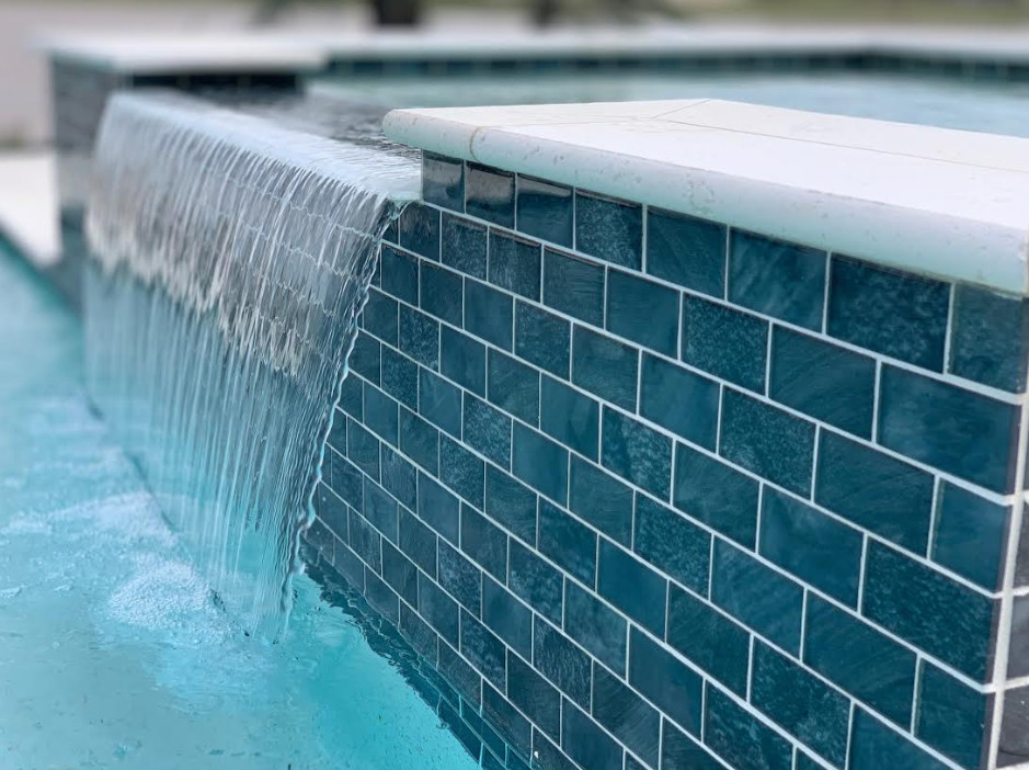 Hot tub - mid-sized transitional backyard rectangular lap hot tub idea