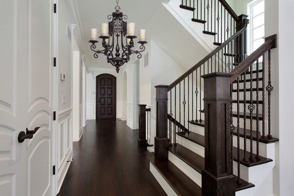 Кованая люстра для освещения лестницы