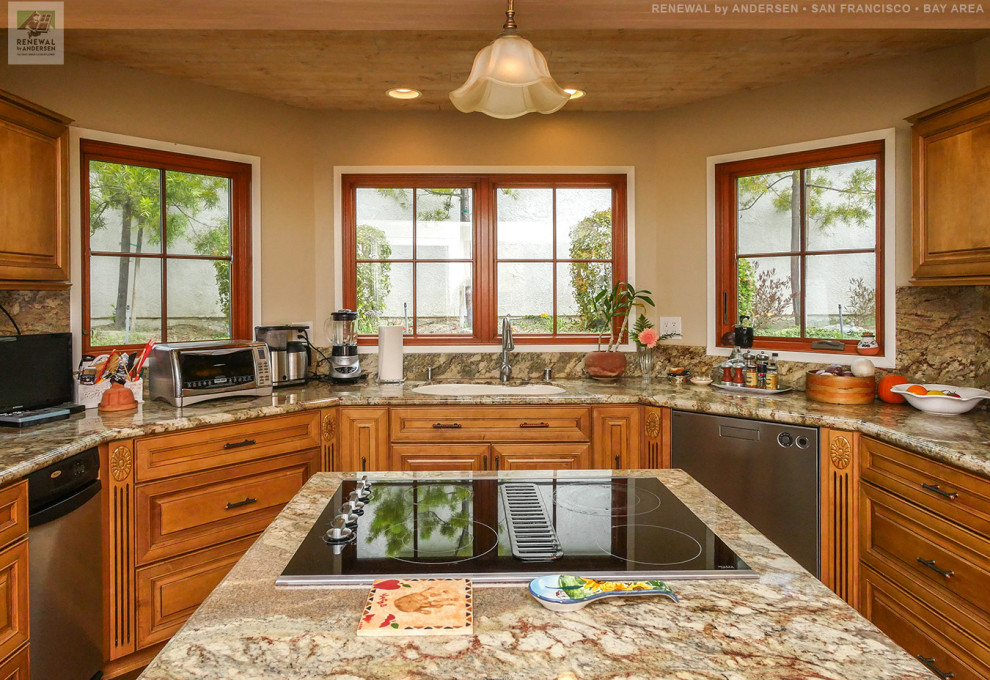Exempel på ett avskilt, mellanstort beige beige u-kök, med en undermonterad diskho, skåp i mellenmörkt trä, granitbänkskiva, beige stänkskydd, rostfria vitvaror och en köksö