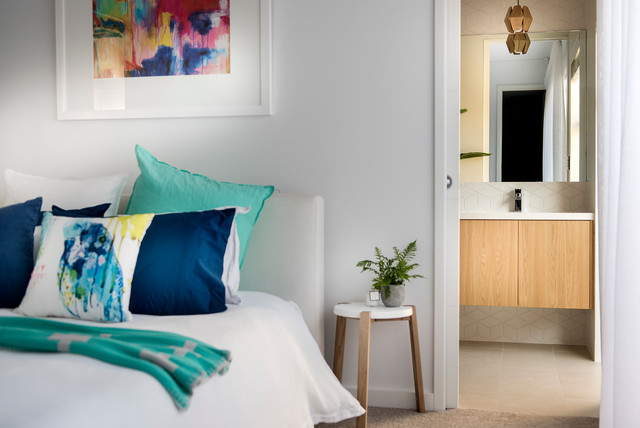 Small beach house modern-sovrum