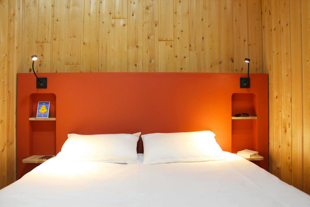 Esempio di una camera da letto stile rurale di medie dimensioni con pareti bianche, pavimento in linoleum, nessun camino, pavimento grigio e pareti in legno
