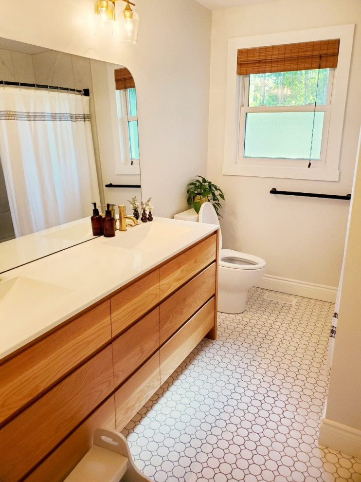 Idée de décoration pour une grande salle de bain nordique en bois brun avec un placard à porte plane et meuble double vasque.