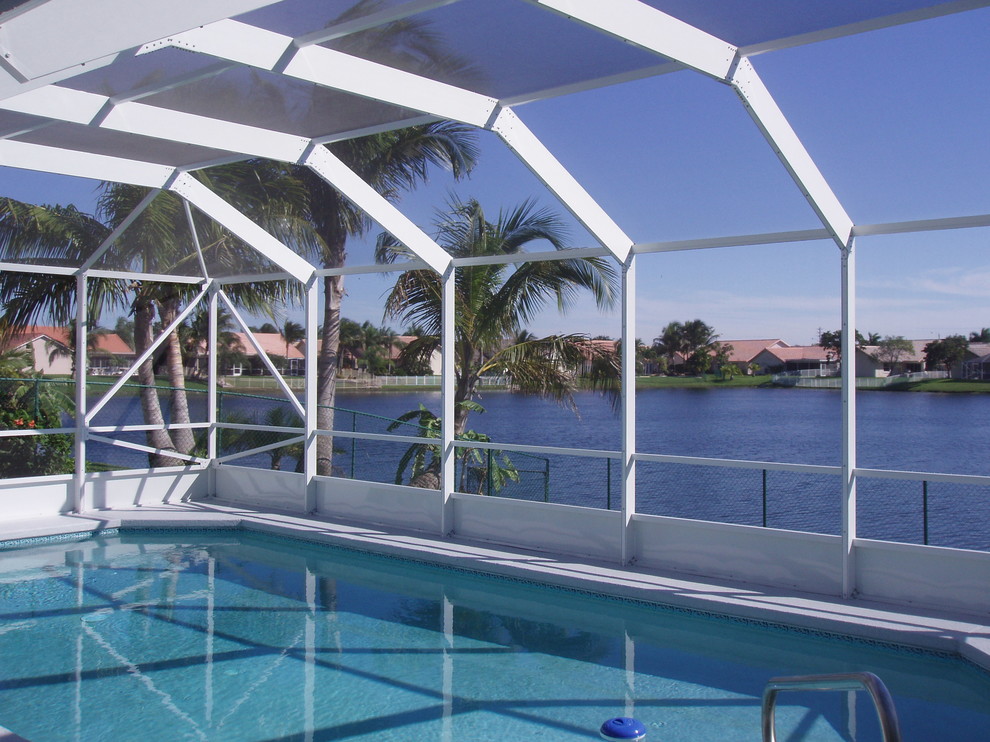 Вольер с навесом из поикарбоната для бассейна и патио