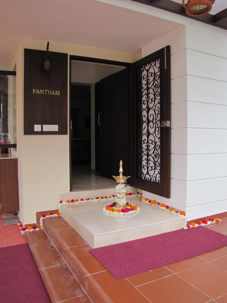 Photo of a contemporary entryway in Ahmedabad.