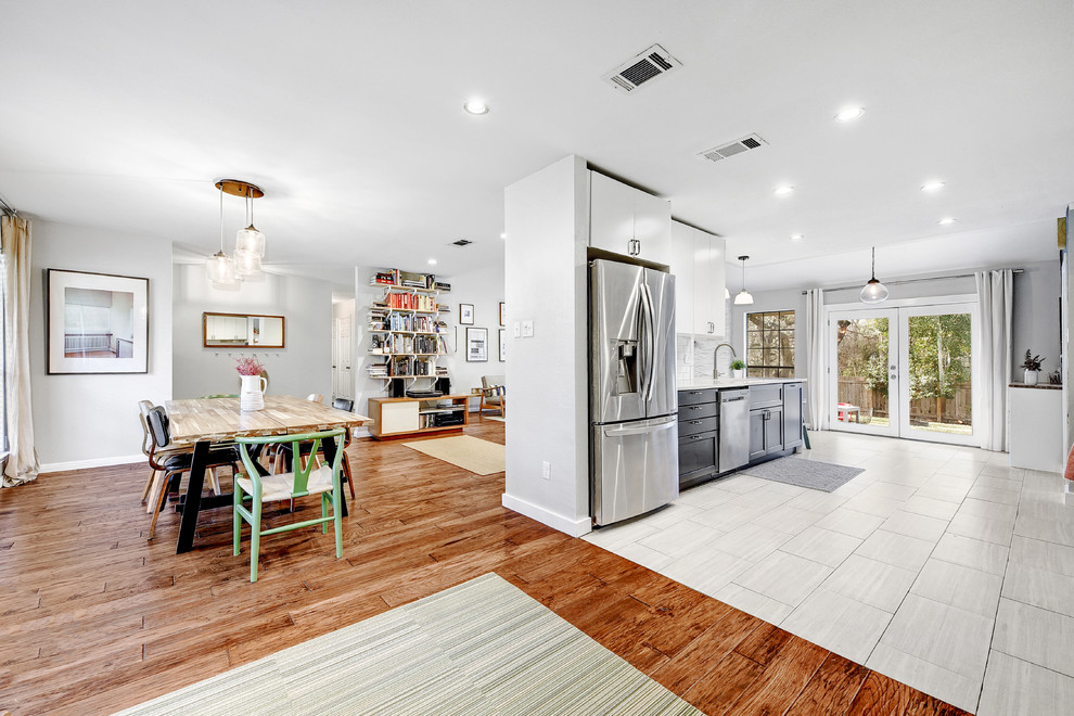 Example of a transitional home design design in Austin