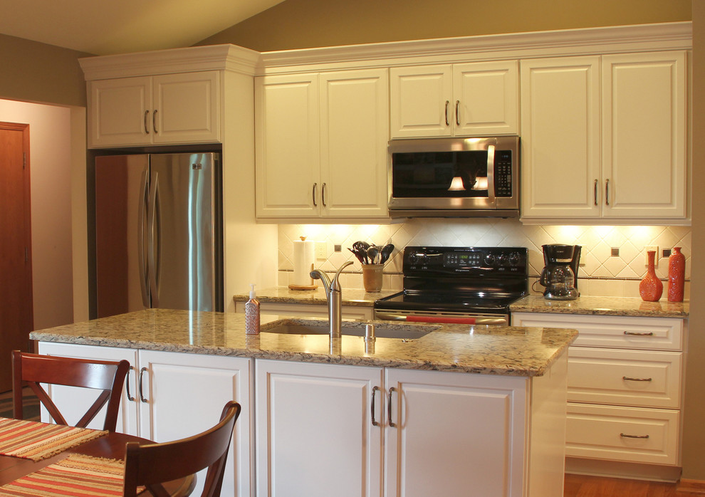 Transitional kitchen photo in Milwaukee