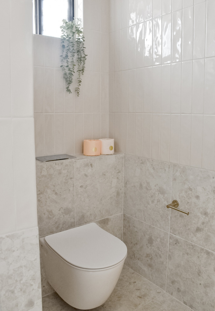 Idéer för att renovera ett mellanstort funkis vit vitt badrum, med skåp i mellenmörkt trä, ett fristående badkar, en öppen dusch, en vägghängd toalettstol, beige kakel, keramikplattor, klinkergolv i porslin, ett integrerad handfat, beiget golv och med dusch som är öppen