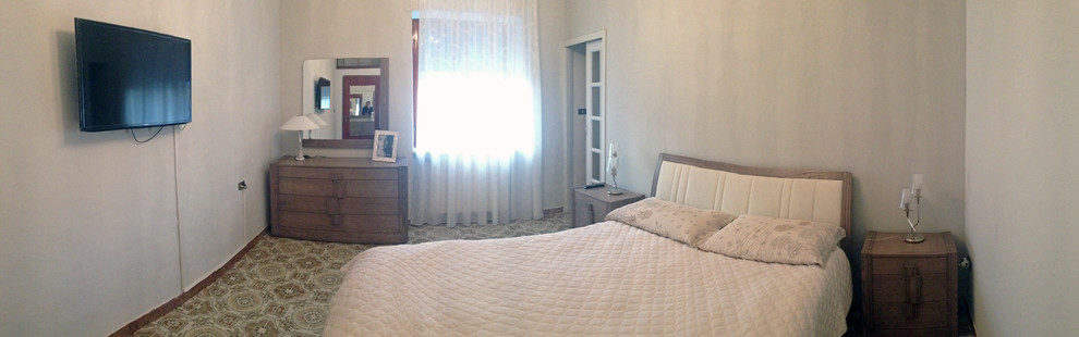 Источник вдохновения для домашнего уюта: хозяйская спальня среднего размера в стиле модернизм с бежевыми стенами и полом из керамической плитки