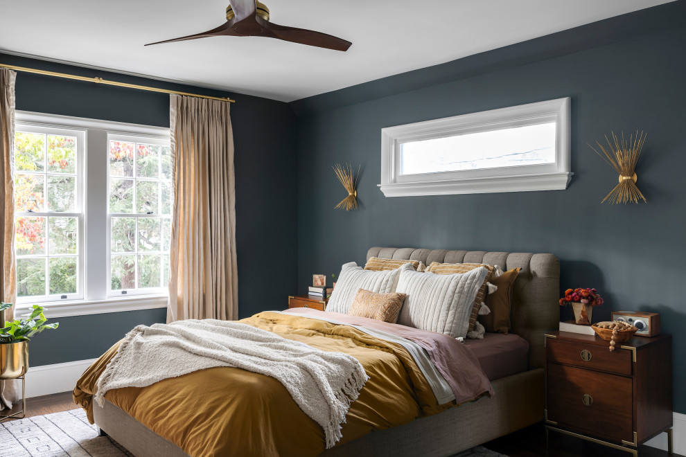 Mittelgroßes Stilmix Schlafzimmer mit blauer Wandfarbe, braunem Holzboden und braunem Boden in San Francisco
