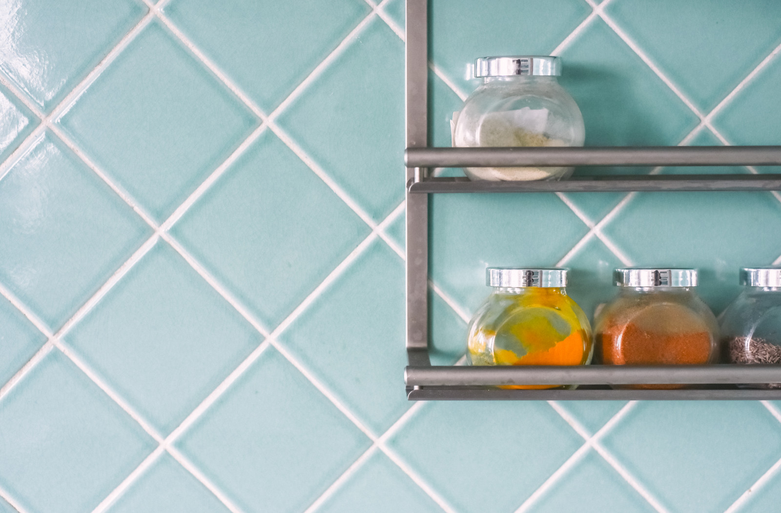 Перепланировка квартиры с радиальной фасадной стеной, авторская мозаика.