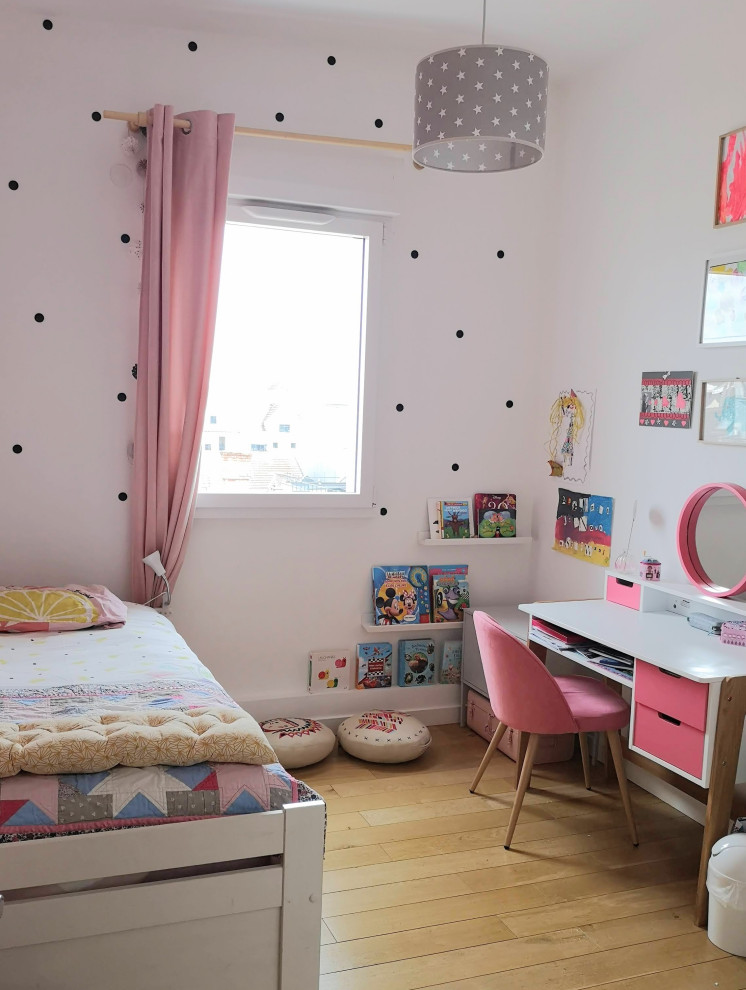 Ejemplo de dormitorio infantil nórdico de tamaño medio