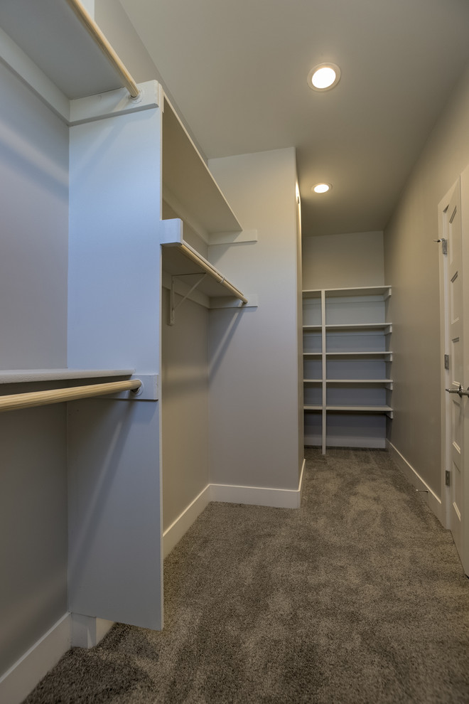 Example of a transitional home design design in Omaha