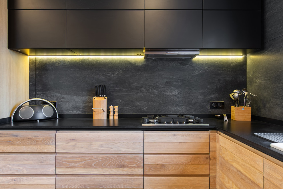 Design ideas for a mid-sized scandinavian l-shaped kitchen in Saint Petersburg with quartz benchtops, black splashback, porcelain splashback, black benchtop, flat-panel cabinets and black cabinets.