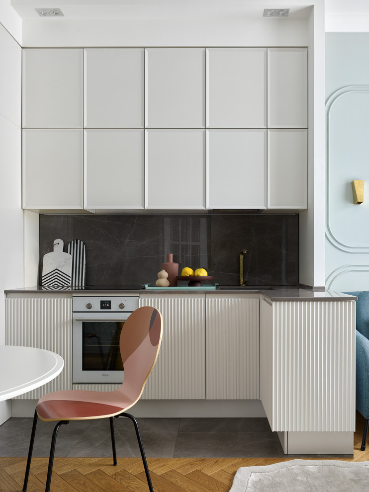 Moderne Küche mit Quarzwerkstein-Arbeitsplatte, Küchenrückwand in Braun, Rückwand aus Porzellanfliesen, weißen Elektrogeräten, Porzellan-Bodenfliesen und brauner Arbeitsplatte in Moskau