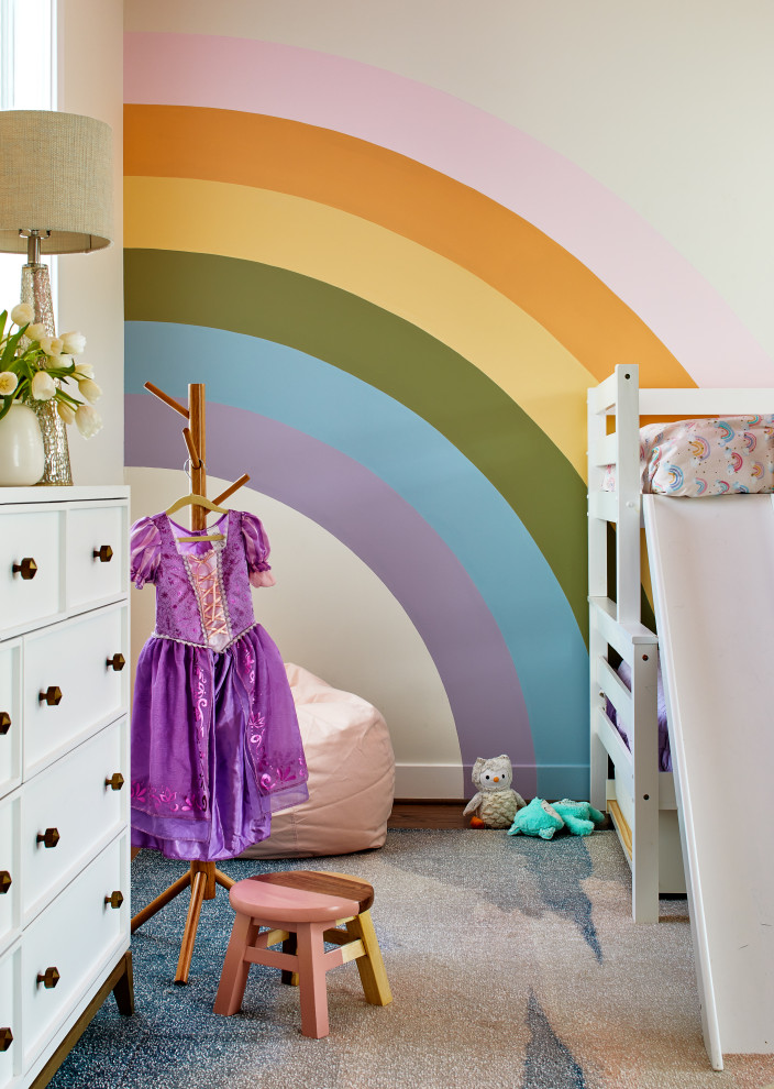 Cette photo montre une chambre de fille de 4 à 10 ans avec un mur rose.