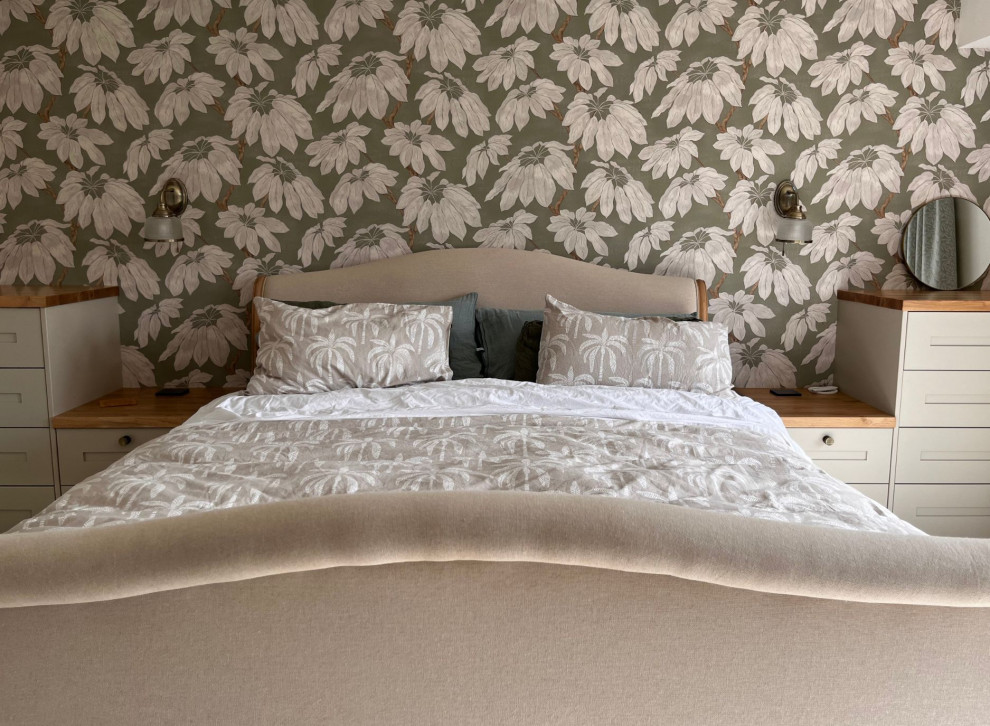 Ejemplo de dormitorio principal tradicional grande con paredes beige, moqueta, suelo beige y papel pintado