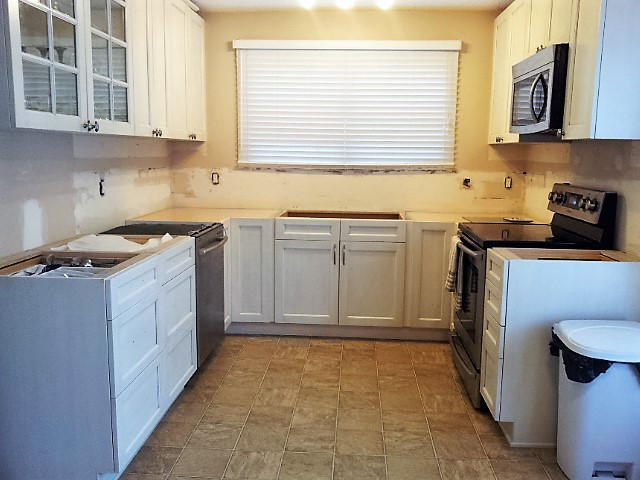 Kitchen - kitchen idea in Edmonton