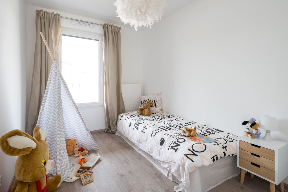 Design ideas for a contemporary gender-neutral kids' bedroom in Lyon with white walls and brown floor.