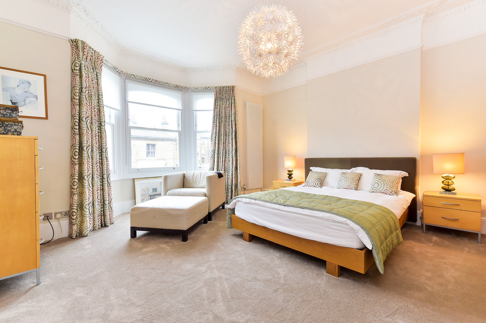 This is an example of a contemporary bedroom in London.