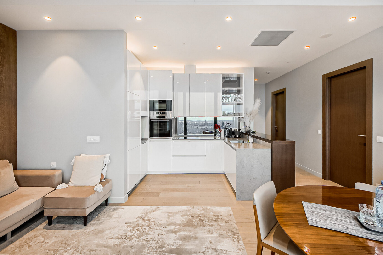 Белая кухня в ЖК Нева Тауэрс