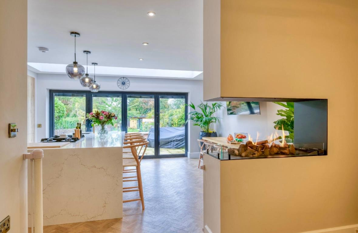 Bespoke Scandinavian Style Kitchen in Gloss Alpine & Halifax Oak