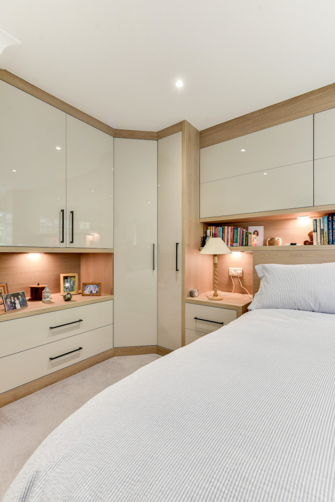 Идея дизайна: хозяйская спальня среднего размера: освещение в современном стиле с белыми стенами, ковровым покрытием и фиолетовым полом без камина